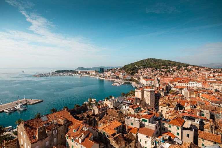 Vista de ángulo alta de Split, Dalmacia, Croacia.