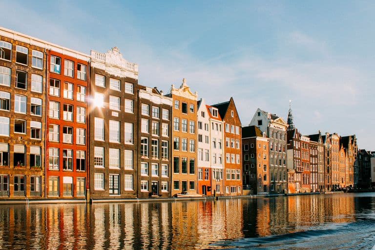 Casas sobre el canal de Ámsterdam.