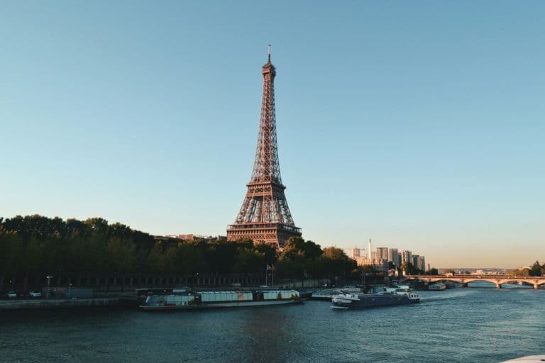 Torre Eiffel, París, vistas desde el río.